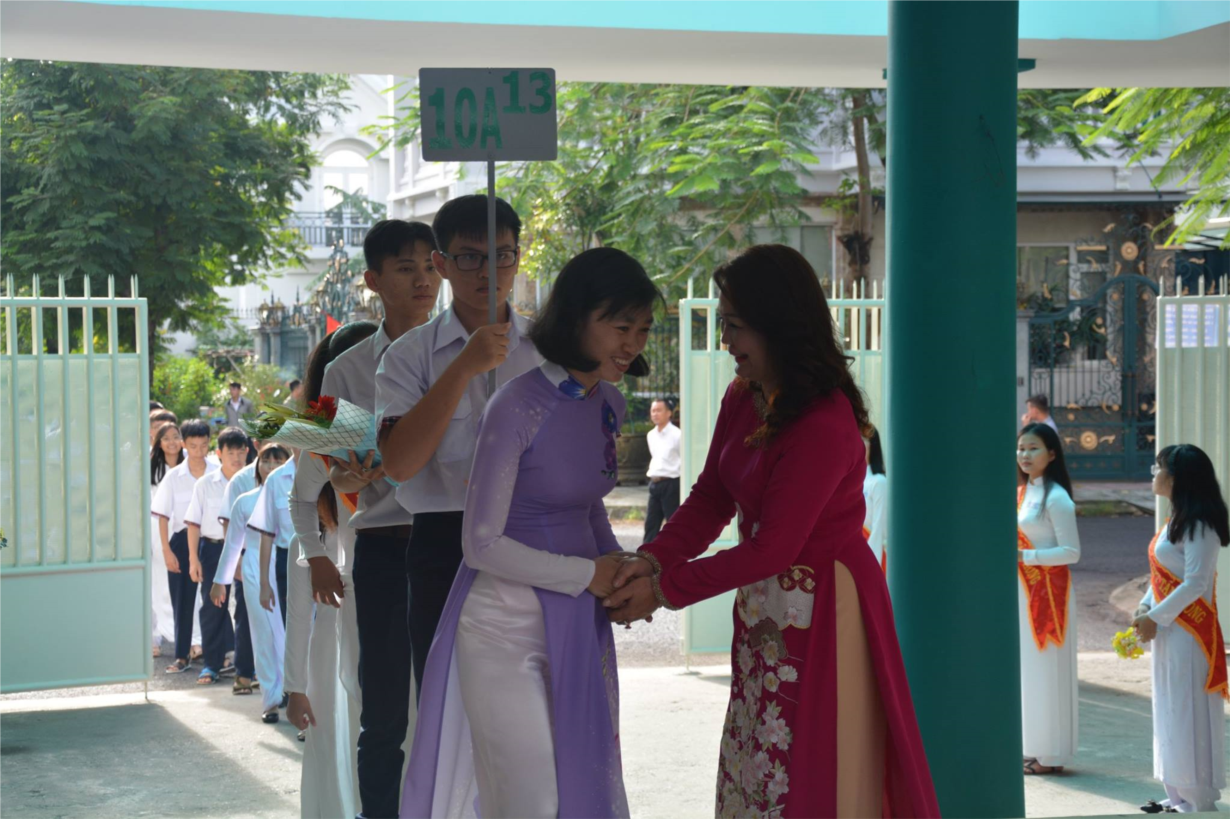 Cô Nguyễn Thị Minh Mẫn - GV Lý - GVCN 10A13